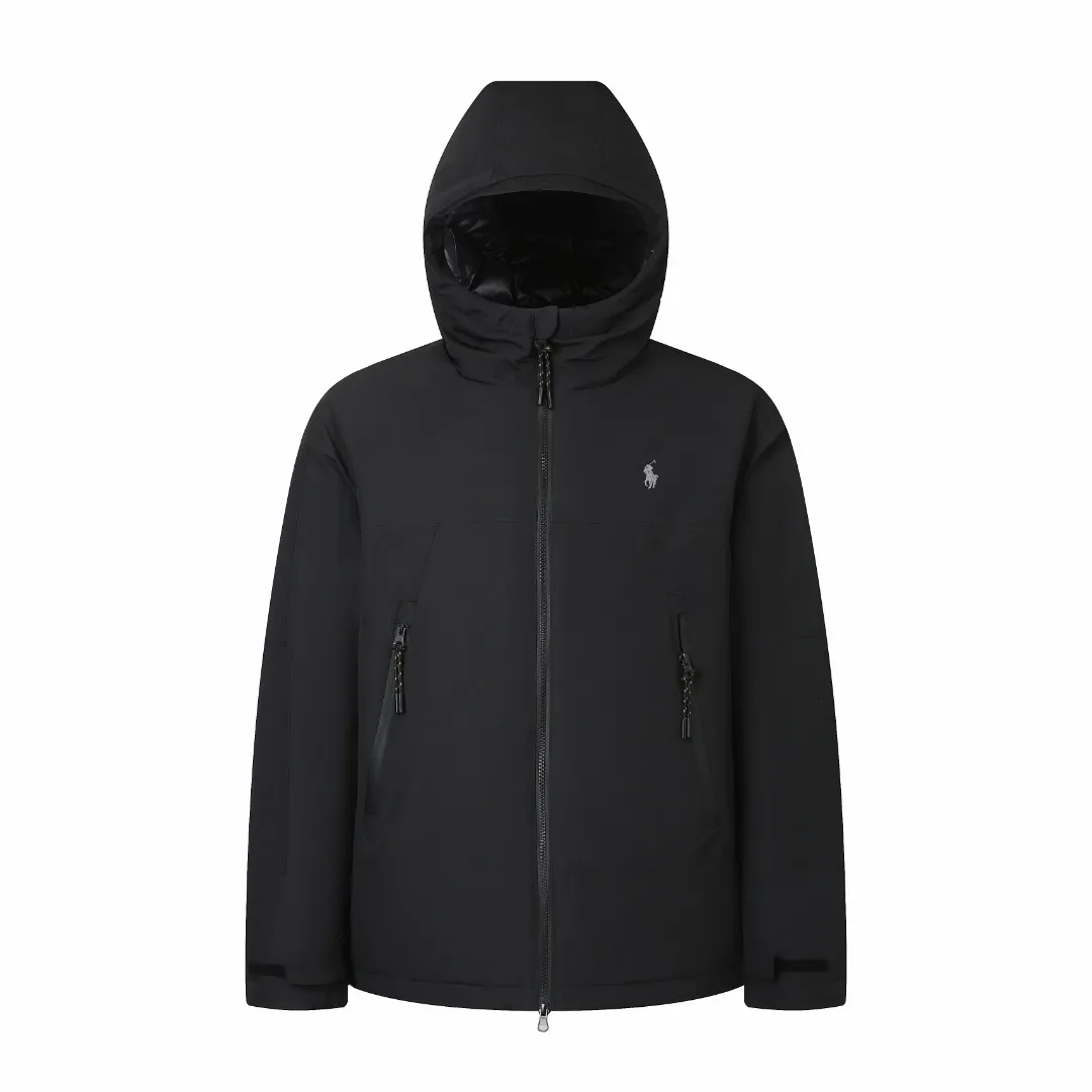 P970 Ralph Lauren Logo Hooded Down Jacket Fabric selection: High-density nylon taffeta with a density of about 210T-300T, smooth and slightly matte surface, excellent windproof and waterproof performance (with DWR water-repellent treatment), strong wrinkle resistance and easy care, in line with the "durable and practical" positioning of American leisure.  Lining fabric: 100% polyamide is used to create the lining. The high-density and tight weaving process prevents fine lint from emerging from the gaps in the fabric. The smooth surface improves the putting on and taking off experience, and the excellent wear and tear resistance ensures damage caused by frequent use, while the light and soft texture does not affect the overall weight.  High-quality filling: 90 white duck down is selected, with a weight of 220g, ensuring excellent thermal insulation performance. After strict screening and processing, the velvet is not easy to drill, ensuring durability. Style and cutting process: The classic jacket has a slightly loose fit, with a slightly dropped shoulder line (the shoulder width is 1-2cm wider than the standard fit). The length reaches the hips, and the sleeves are slightly tapered straight sleeves, taking into account freedom of movement and casual style.  Details: The adjustable Velcro on the cuffs allows you to freely adjust the tightness according to the thickness of your wrist and personal preferences, effectively preventing cold wind from intruding, and improving warmth retention performance.  In terms of storage, the two front zipper pockets are convenient for you to place frequently used items, and the zipper design ensures that items are not easily lost. A built-in pocket on the left side of the chest provides a safe storage space for some small private items.  The drawstring design at the hem allows you to adjust the shape of the jacket according to your body shape and dressing needs. Whether it is loose and casual or slim and neat, you can easily control it.  Embroidery technology: Polo horse logo on the left chest: flat satin stitch embroidery (satin embroidery), embroidery thread: 100% polyester high color fastness embroidery thread (the color number is consistent with the brand’s standard red color card), stitch density 12-15 stitches/cm, the outline of the horse logo is clear, and the details of the rider and horse are burr-free.  Embroidery positioning: precise positioning through the template (12cm from the neckline and 8cm from the placket) to ensure left and right symmetry and centering.  Accessories: One-to-one customized zipper sling, one-to-one customized zipper puller, one-to-one customized washable label SIZE: S M L XL